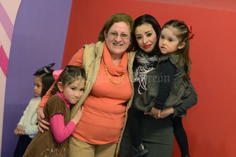 PIÑATA DE ELIZA MARIA SALCIDO MATIAS 4 AÑOS
 En la foto: Grecia, Jovita, Diana, Maria Regina