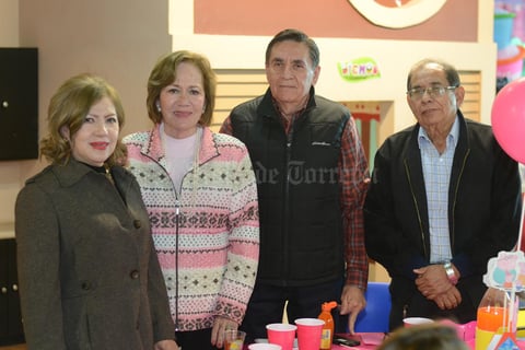 PIÑATA DE ELIZA MARIA SALCIDO MATIAS 4 AÑOS
 En la foto: Angelica, Lupita, Nazario, Eliseo