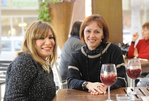 Erick Sotomayor Ruiz
 TARDE DE CAFE.
Rocio y Rocio.