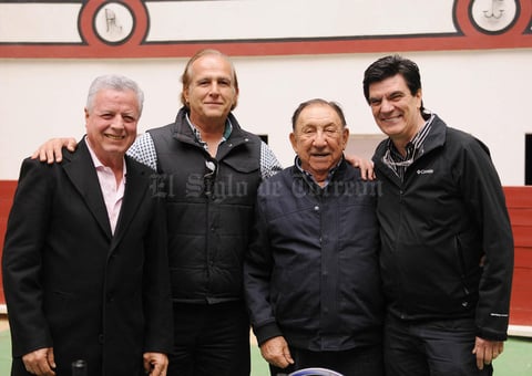 Erick Sotomayor Ruiz
 CUMPLEAÑOS MARIO LOZOYA SOTOMAYOR.
Acompañado de los ex presidentes municipales Jorge Zermeño,Carlos Roman Cepeda y Jose Angel Perez.