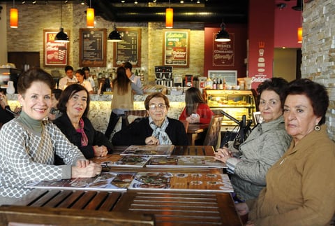 Erick Sotomayor Ruiz
 TARDE DE CAFE.
Dora,Evelina,Guadalupe,Nidia y Juanita.