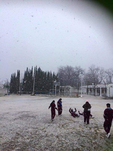 Niños han salido ya a jugar con la nieve.