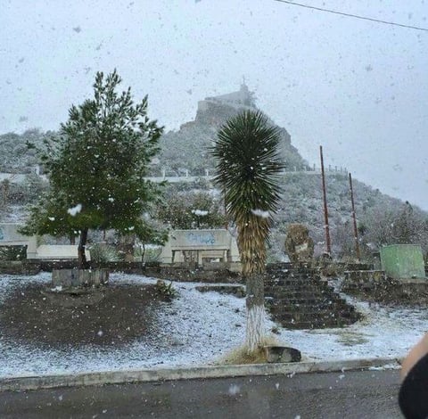 El Pueblo Mágico de Parras despertó cubierto en nieve.