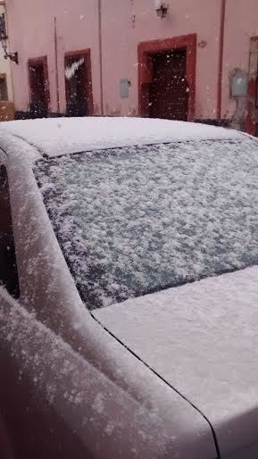 Nieve cubrió algunos vehículos.