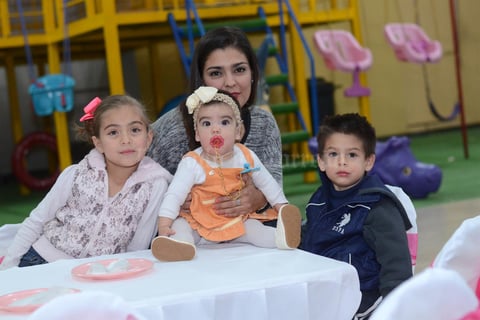 27012016 EN UN CUMPLE.  Renata, Roberta, Paola y Matías.