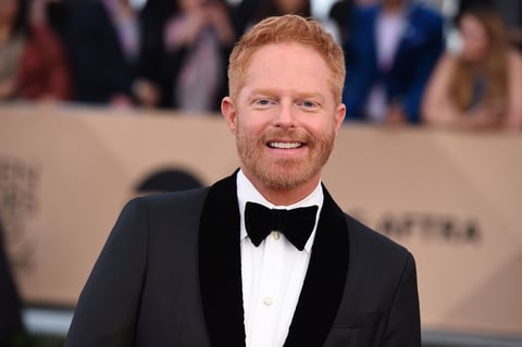 Jesse Tyler Ferguson lució feliz durante la alfombra roja.