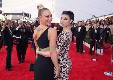 Kaley Cuoco junto a su hermana Briana.