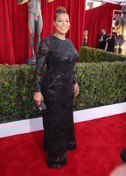Queen Latifah lució un vestido discreto.