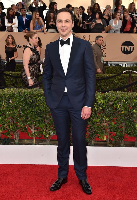 Jim Parsons lució elegante y sonriente durante la alfombra roja.