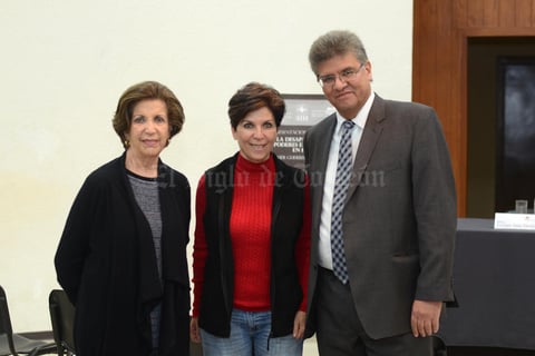 29012016 Josie y Mavisa con Javier Guerrero, el autor.