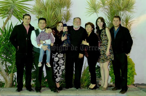 31012016 Lic. José Manuel Rivas Unzueta y su esposa, Sra. Luz María Flores; Dra. Karla Cecilia Rivas Flores y su esposo, el Dr. Jesús Monarrez Suárez, acompañados de sus hijos, Carlos Jesús y Karla Sofía; Dr. José Manuel, Lic. Carlos Ariel y Claudia Rivas Flores.