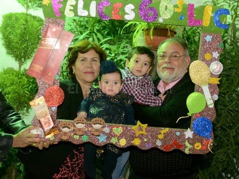 31012016 Muy feliz se mostró el cumpleañero junto a sus adorables nietos y su esposa.