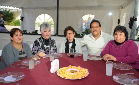 30012016 EN UNA FIESTA.  Martha Santa, Estela, María de Jesús, Raymundo y Mónica.
