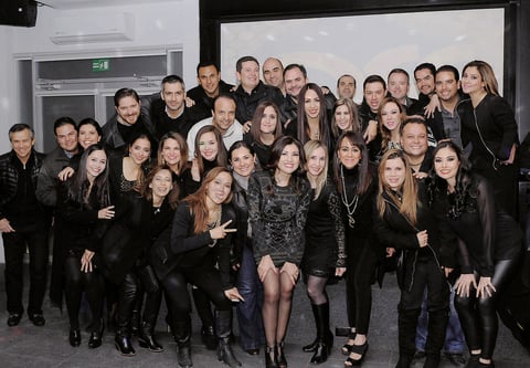 31012016 FELIZ CUMPLEAñOS.  Laura Cueva de Araluce con los invitados a su fiesta, la cual le organizó su esposo, Eduardo Araluce.