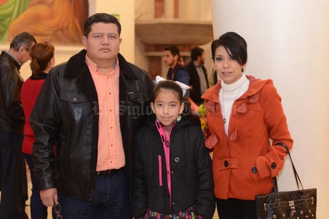 30012016 RECIENTE INAUGURACIóN.  Brandon, Abril y Fernanda.