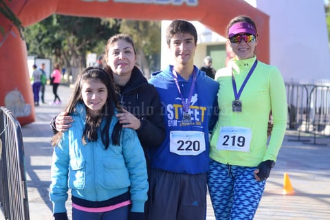 30012016 CORREDORES.  María de Jesús, Andrea, Andrés y Susana.