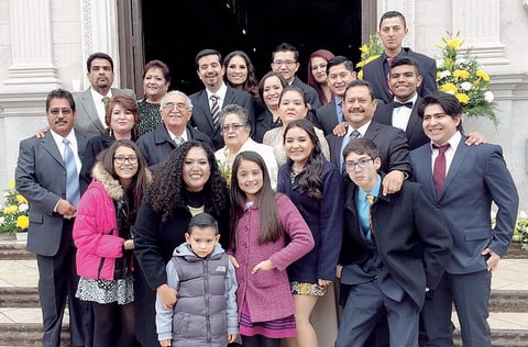 23012016 EN FAMILIA.  Don David García Delgadillo y doña Martha Aurora Aguirre González en compañía de sus hijos, yernos, nueras y nietos.