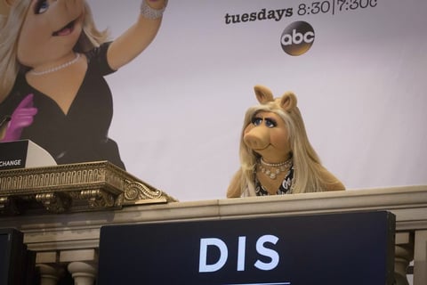 Miss Piggy se sumó a la lista de estrellas que han acudido a la Bolsa de Valores.