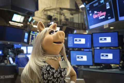 La famosa cerdita de Los Muppets causó sensación en la Bolsa de Valores.