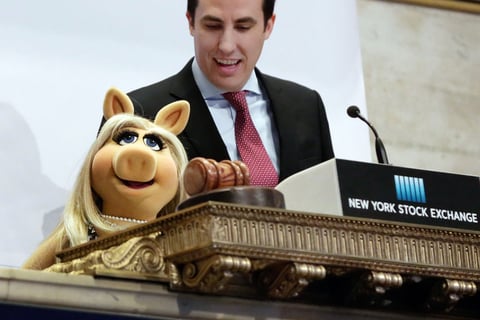 Miss Piggy hizo una aparición sorpresa en Wall Street.