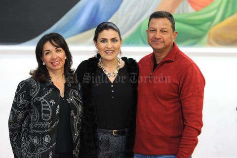 02022016 POSAN PARA LA FOTO.  Rocío, Lupita y Federico.