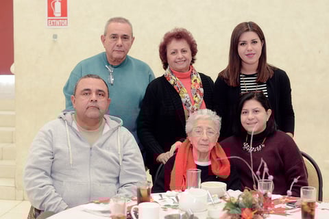 02022016 EN FAMILIA.  Gonzalo, Silvia, Cony, Arturo, Verónica y Verónica.