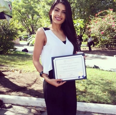 Cristal Silva es una destacada estudiante que recibió reconocimientos por su alto nivel académico en la Universidad Autónoma de Tamaulipas (UAT).