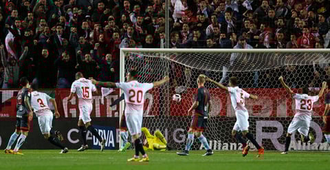 Pese al fallo, Adil Rami se concentró y puso el primer tanto del partido.