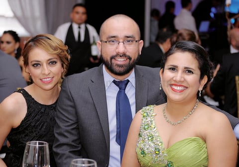 03022016 SE DIVIERTEN.  Penélope, Carlos y Selene.