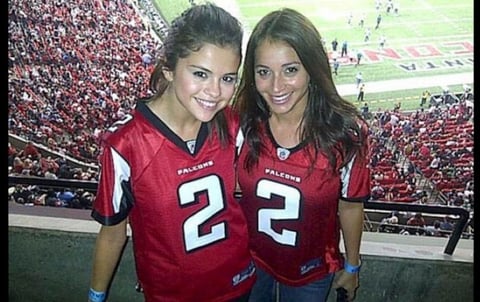 Selena Gómez sigue a los Falcons.