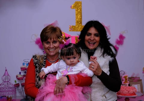Acompañada de sus abuelitas, Bego y Lupita
