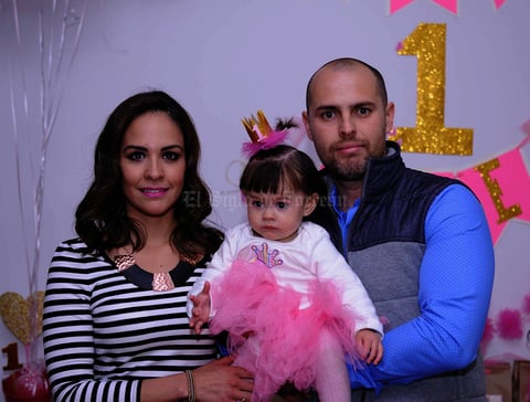 Con sus papás, Sandra y Gerardo