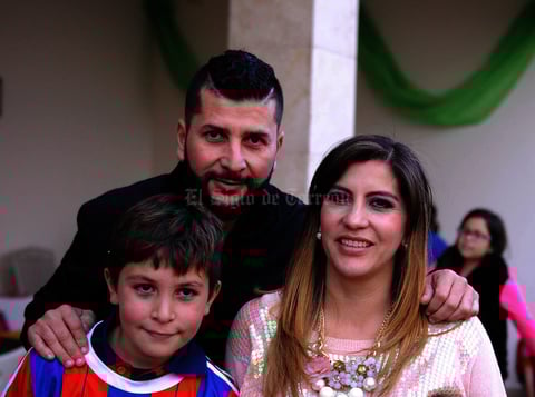 Con sus papás, Alex y Marcela