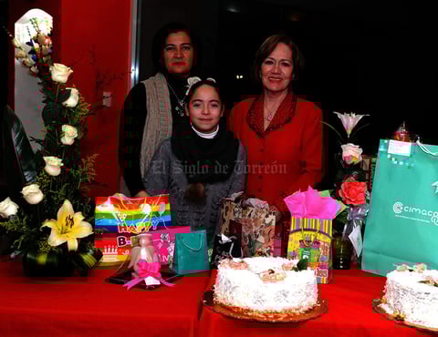 Acompañada de su nuera, Lourdes, y su nieta, Lulú