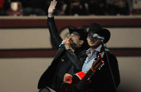 El exvocalista de la Banda MS se encargó de recordarles a algunos fanáticos sus amores fallidos con la interpretación de Te hubieras ido antes, hit que también fue coreado de principio a fin. Una chica del área platinó la cantó llorando.