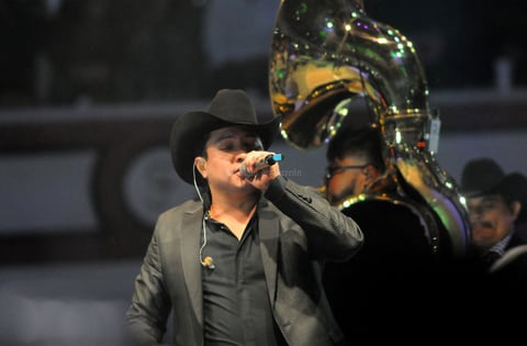 Con la canción A donde quiera que vayas, Álvarez se ganó la voluntad de hombres y mujeres ya que les cedió el micrófono para entonar al unísono la letra; las emociones no pararon, sobre todo cuando sonó Dime, otro éxito del chiapaneco.