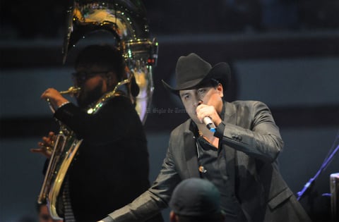 Sin dar tregua a que sus fans tomaran un descanso, el intérprete trajo al Coliseo, Y fue así, mientras que saludaba de mano a varios espectadores de la zona Ruedo VIP. Con varios de ellos se tomó la foto del recuerdo.