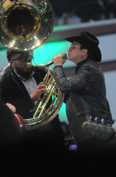 "Muchísimas gracias, estamos muy contentos de estar aquí esta noche. Veo que son un chin...les agradezco haber venido al Coliseo", pronunció entusiasmado el artista.