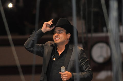 Con las melodías El aferrado y Pongámonos de acuerdo comenzó su concierto .