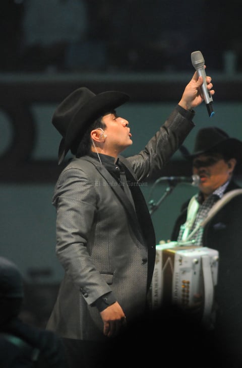 Luciendo un elegante y texana negra fue la manera en que arribó Julión al escenario junto a su Norteño Banda.