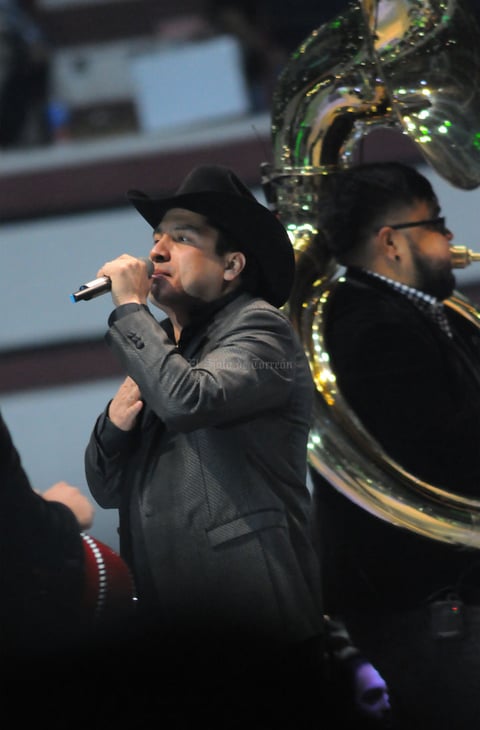 A las 23:10 horas, los gritos de miles de laguneros que abarrotaron el Coliseo Centenario dieron la bienvenida a la estrella del momento de la música regional mexicana.