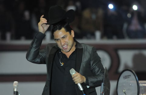 El cantante volvió a triunfar en Torreón. Con su sencillez, presencia y sus éxitos enamoró a las laguneras que asistieron anoche al Coliseo Centenario mientras que los caballeros lo admiraron todavía más.