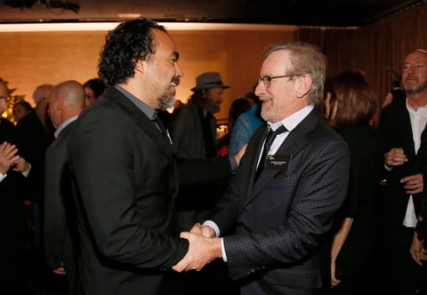 El director mexicano saludando a Steven Spielberg durante el almuerzo.