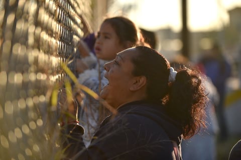 Familiares siguen a la espera de la identificación de las víctimas.