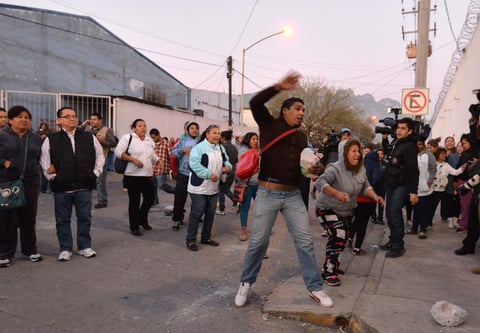 La situación se complicó ante la falta de información, por lo que los familiares comenzaron a protestar lanzando piedras.