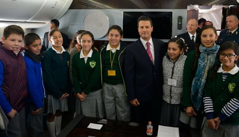 El mandatario estuvo acompañado por 10 alumnos destacados de primaria y secundaria.