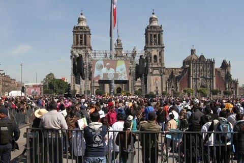 Por medio de pantallas, fieles siguieron el discurso del Papa.