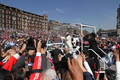 Tras ambos mensajes, Francisco abordó el Papamóvil.