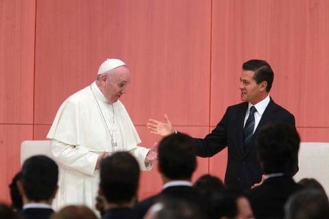 El Papa se definió ante Peña Nieto y las autoridades mexicanas como "misionero de misericordia y paz, pero también como hijo que quiere rendir homenaje" a la Virgen de Guadalupe y "a este pueblo y a esta tierra tan rica en culturas, historia y diversidad".