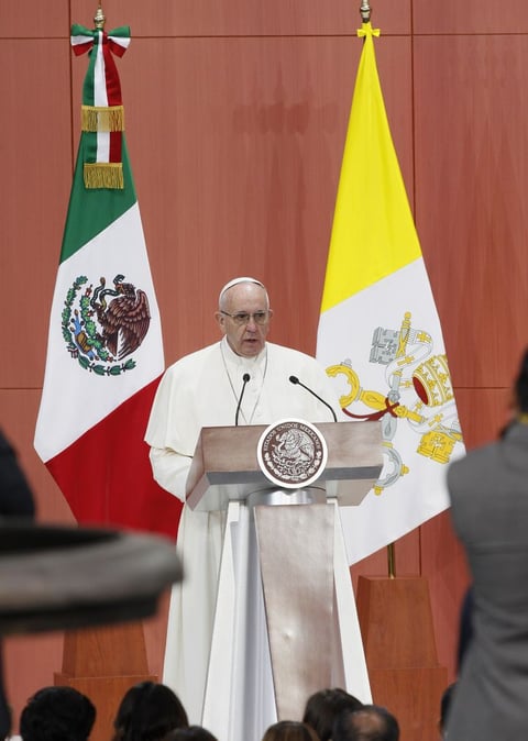 El Papa Francisco denunció en México que la búsqueda de los privilegios conduce a la corrupción, el narcotráfico y la violencia, en su primer discurso en el país.